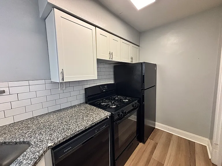 Royal Gardens Apartments — Photo 8