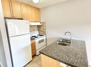 11 33rd St #303, Toronto, ON M8W 3G7