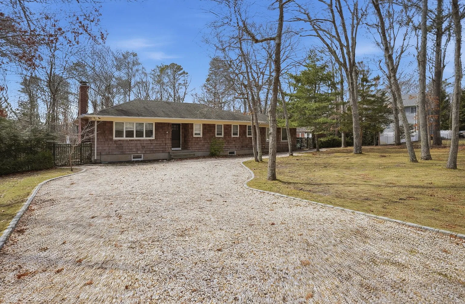 Year-Round Rental in the Private Enclave of Red Cedar Point Assn. — Photo 1