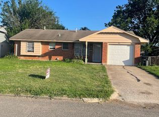 932 SW 2nd St, Moore, OK 73160