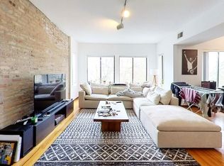Top Floor Southport Corridor One Bedroom, Chicago, IL 60657