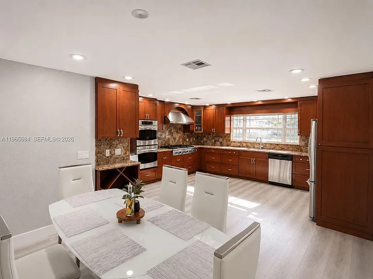 901 SW 121st Ave — Photo 7