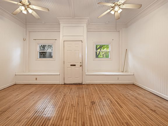 Living Rm w/ Built-in Benches