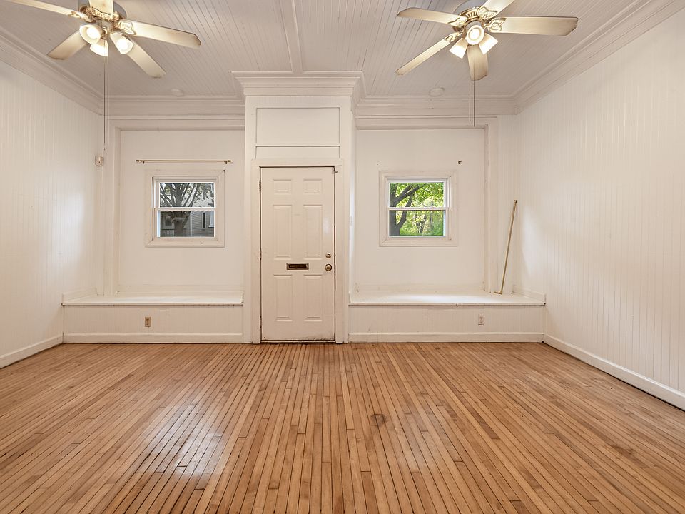 Living Rm w/ Built-in Benches