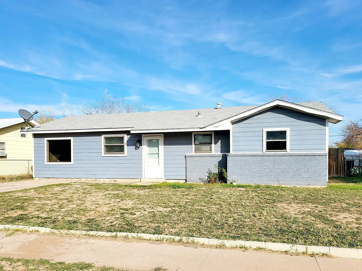 3702 Caroline St — Photo 2