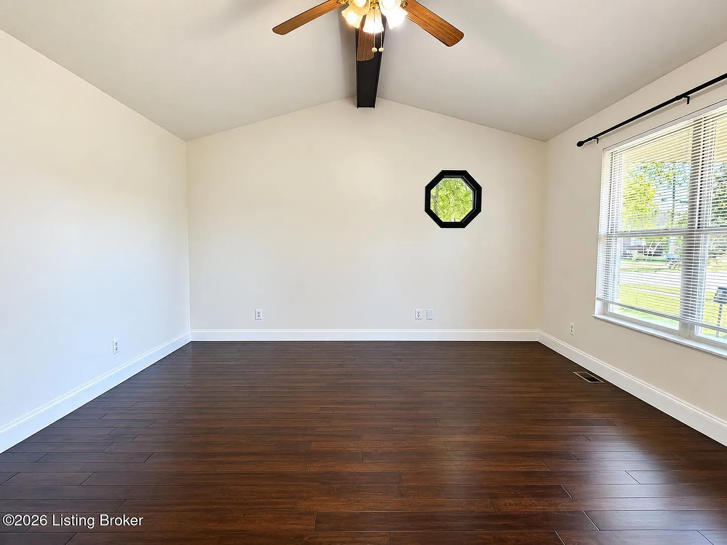 3 bed, 3.0 bath, 2476 sqft, $1,995 — Photo 2