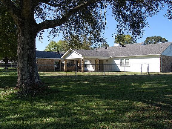 4th image of 206 Louisiana Dr