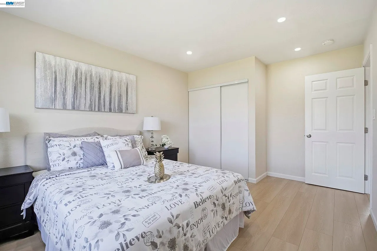 1 bed, 998 sqft, $1,300 — Photo 2