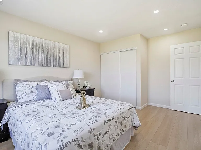 937 Neil Way — Photo 2