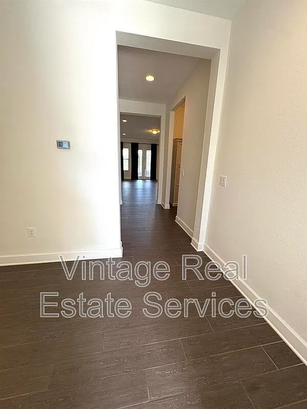 3 bed, 3.0 bath, 2507 sqft, $2,900 — Photo 3