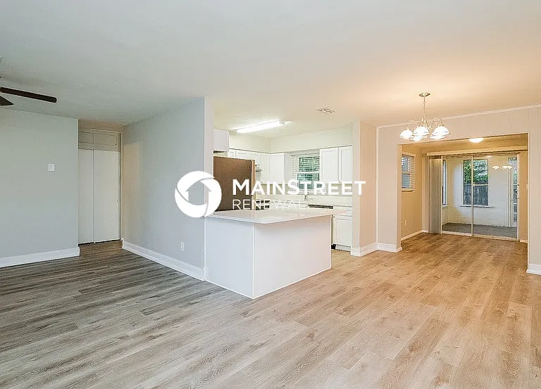 2447 Whitman St — Photo 4