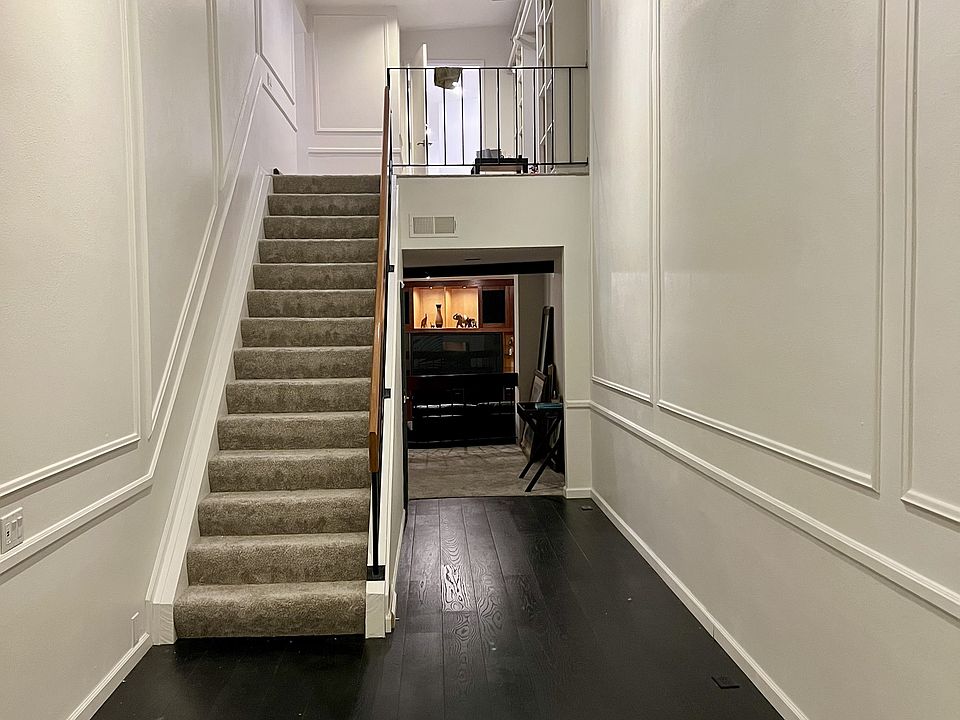 Entry Galerie. Theater , Kitchen and living room downstairs. Bedrooms Upstairs.