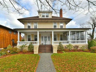 123 Grosvenor St, Douglaston, NY, 11363