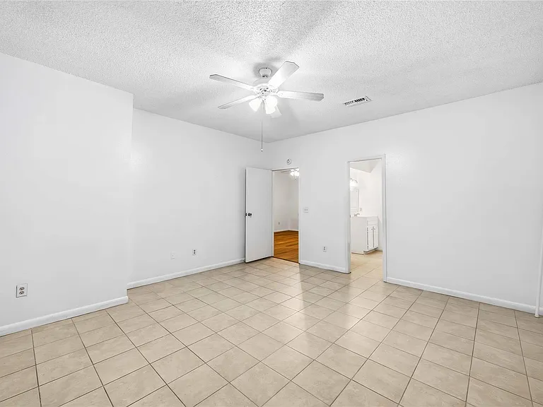 9410 Stonehouse Ln — Photo 16