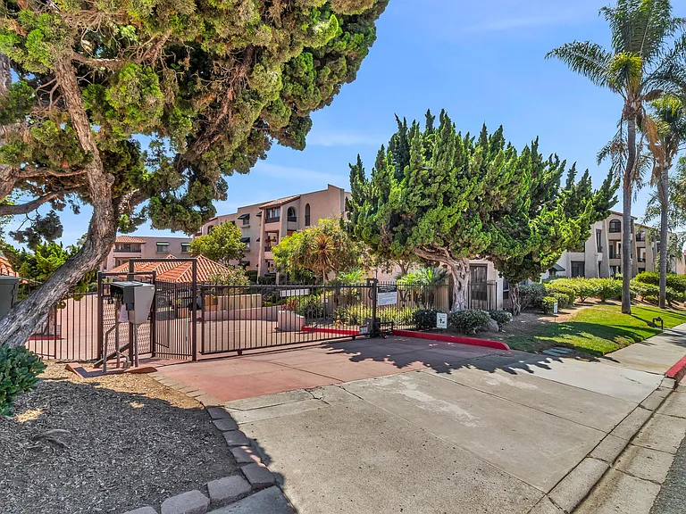 2510 Clairemont Dr #203 — Photo 21