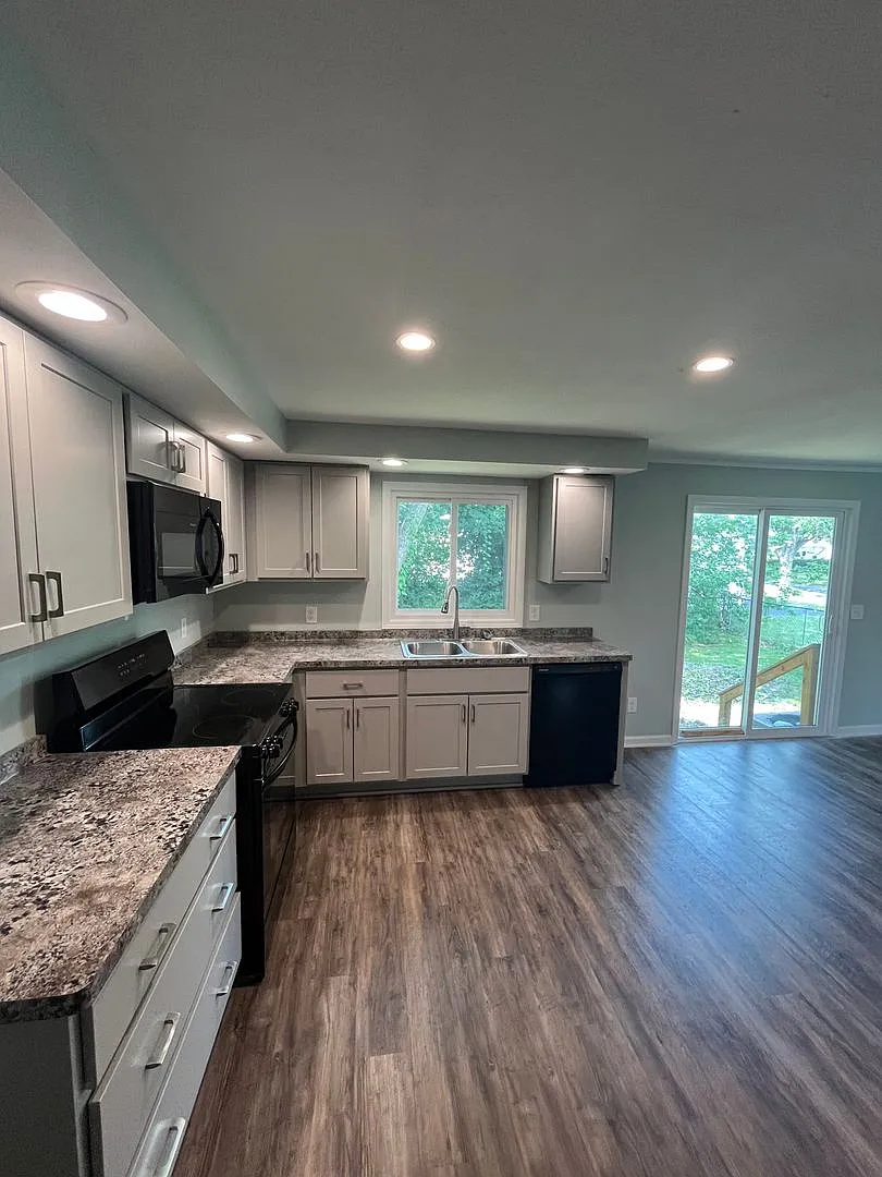 Spacious 3-Bedroom Home! Available Now! — Photo 3