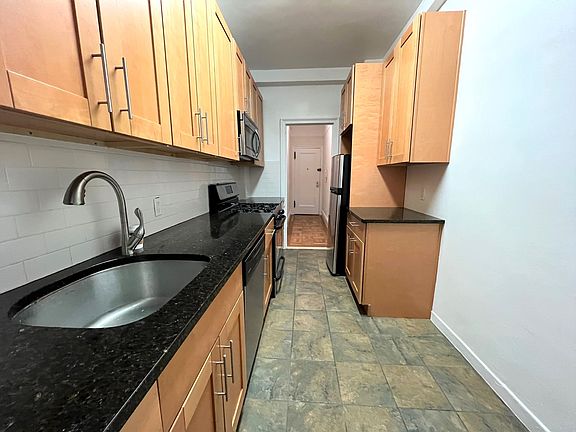 5th image of 262 W 107th St APT 2D
