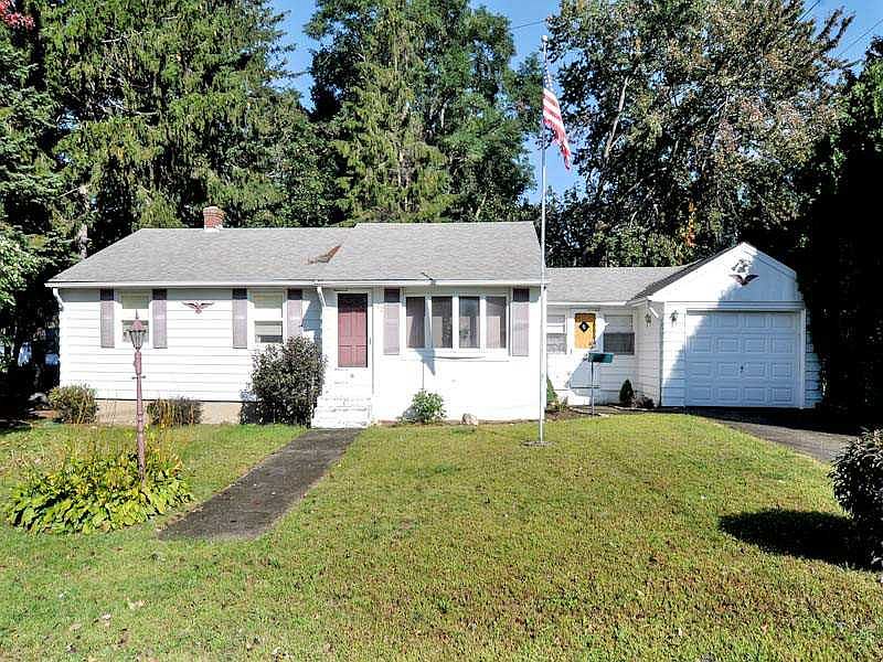 1st image of 32 Benjamin Dr