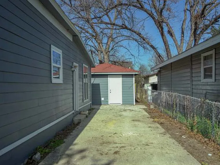 1139 Morales St — Photo 10