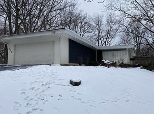 715 Longwood Dr, Lake Forest, IL 60045