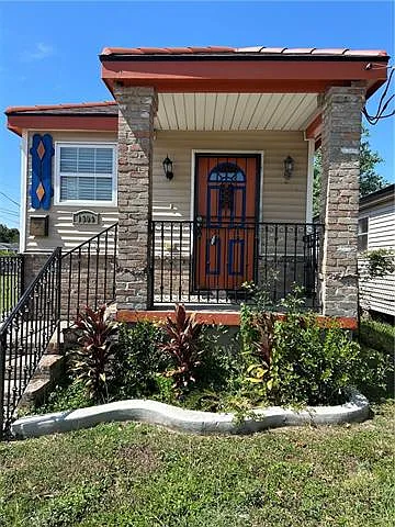 1500 Tricou St