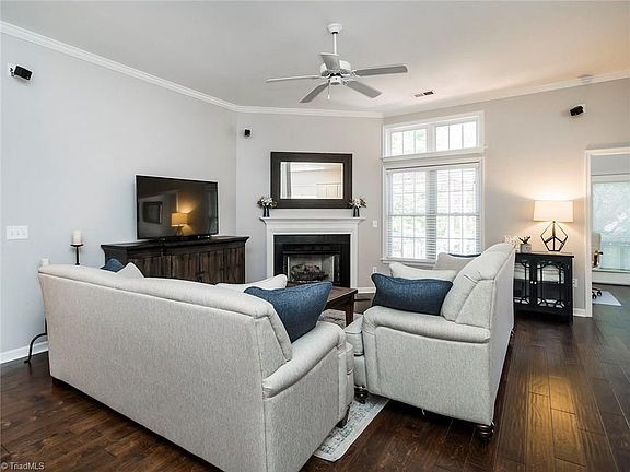 4th image of 8 Greenmont Ct