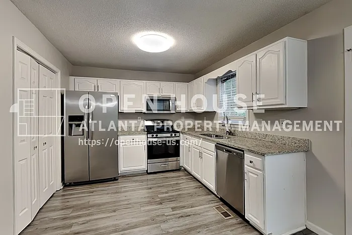360 Warrenton Dr — Photo 5