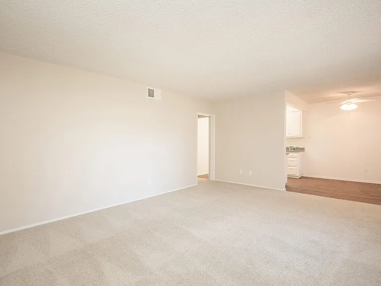 Hampshire Square Apartment Homes — Photo 18