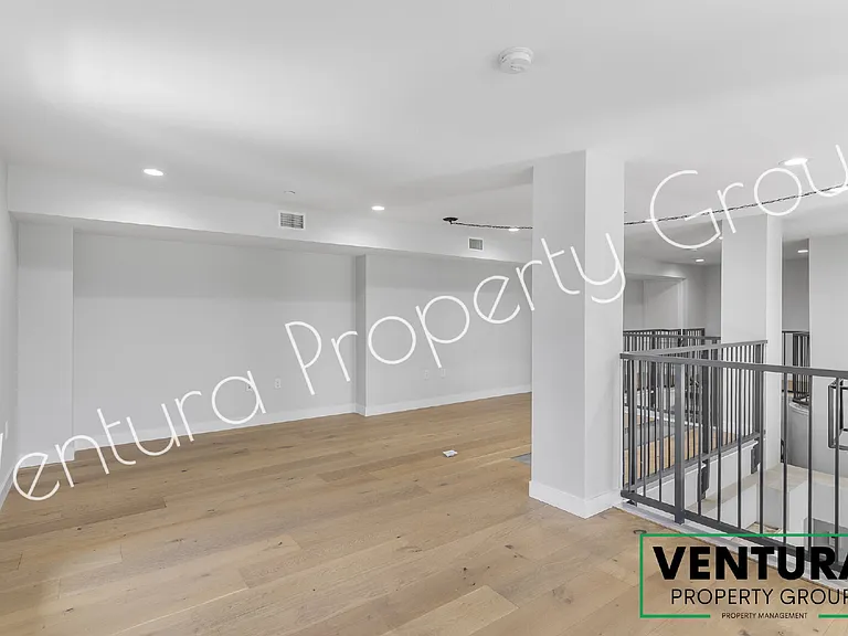 1901 S Victoria Ave #204 — Photo 30