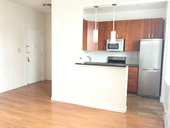 2nd image of 1050 44th Dr APT 4