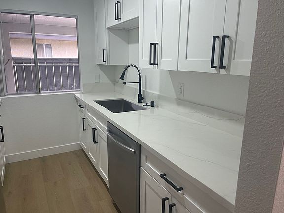 2nd image of 2555-2545-2559 White Oak Pl #2555UNITA