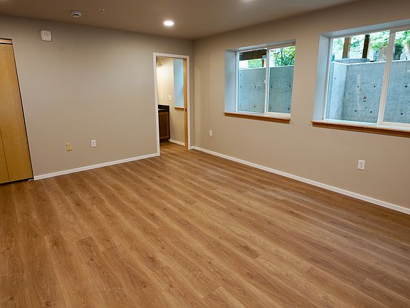 2nd image of 110 SE Handley St #103