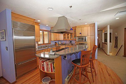 Gourmet kitchen - maple cabinets
