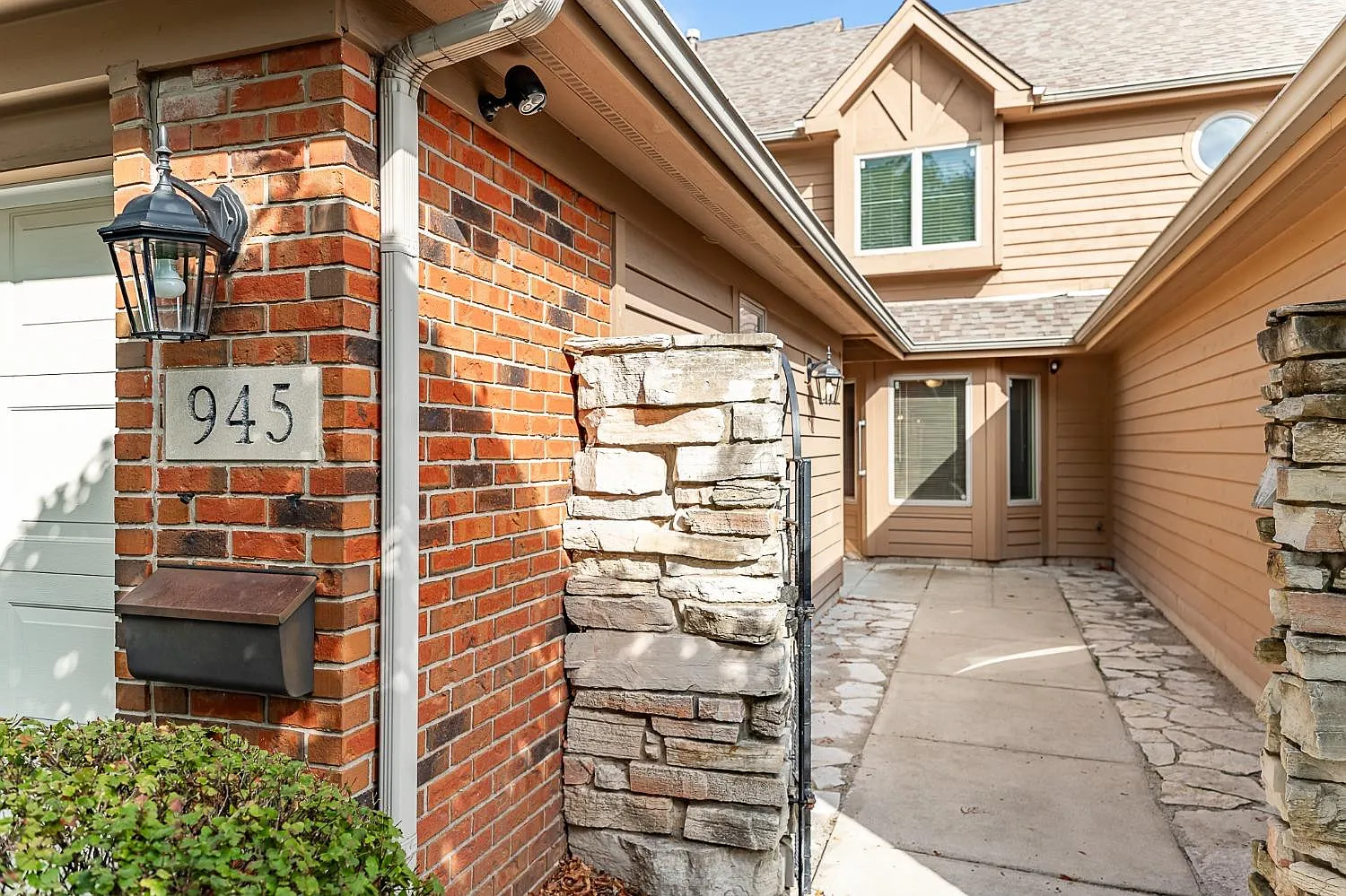 945 Cornwallis Ln photo 1