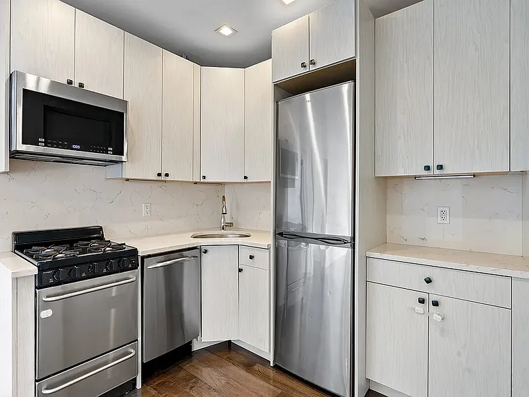 152 Thompson St #4E — Photo 8