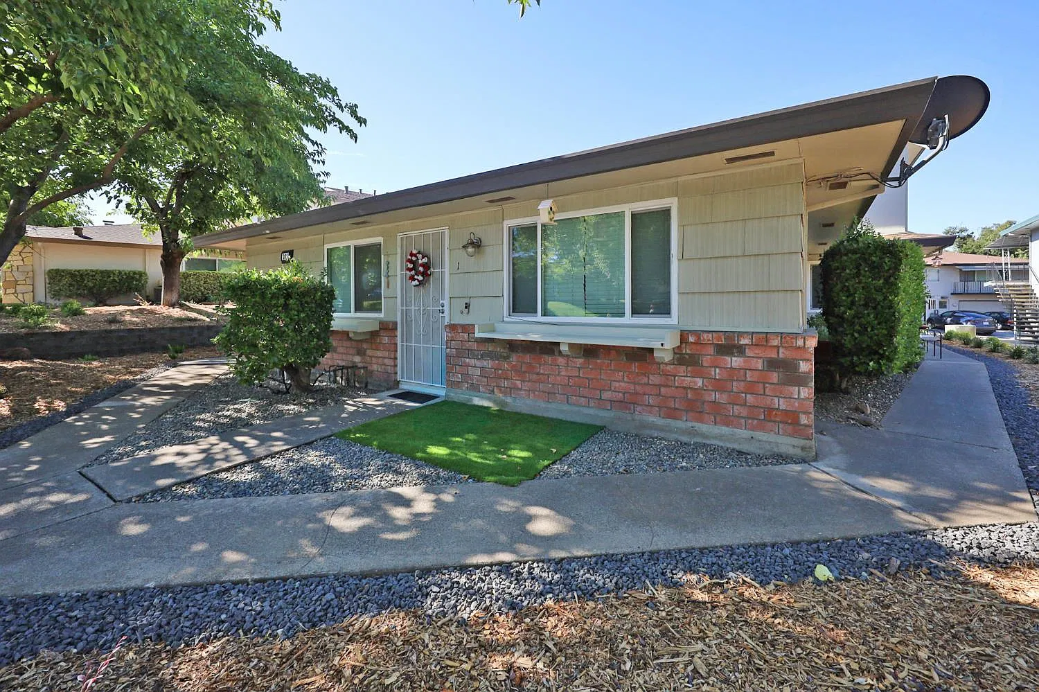 2 bed, 780 sqft, $1,800 — Photo 2
