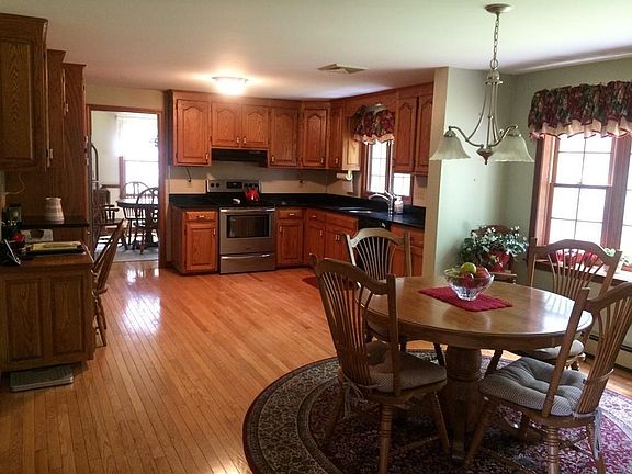 4th image of 90 Stoneybrook Dr