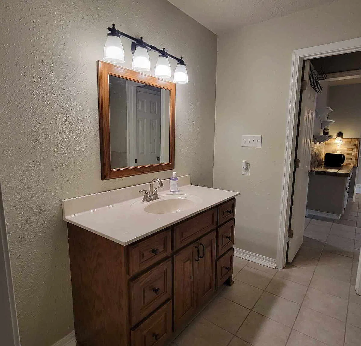 3 bed, 2.0 bath, 1787 sqft, $2,100 — Photo 2
