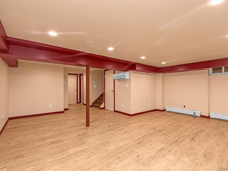 709 Carlyle St — Photo 24