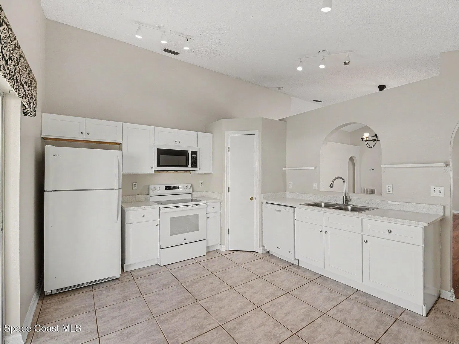 3 bed, 2.0 bath, 1292 sqft, $1,995 — Photo 2