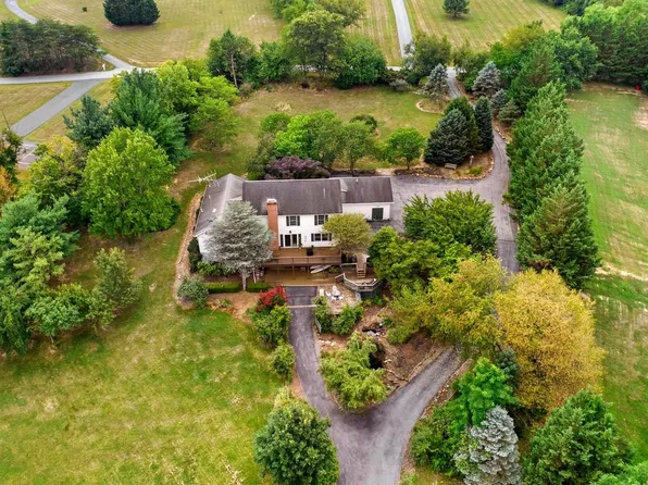 955 Stayman Dr, Falling Waters, WV 25419
