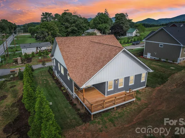20 Maple Knoll Dr, Hendersonville, NC 28792