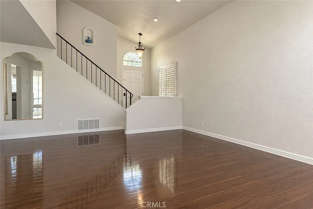 3 bed, 2.5 bath, 1321 sqft, $3,650 — Photo 3