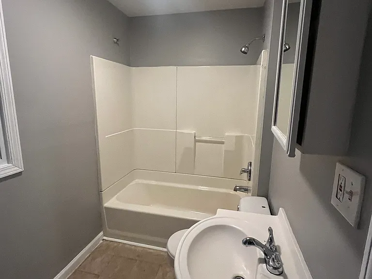204 Flora Dr — Photo 3
