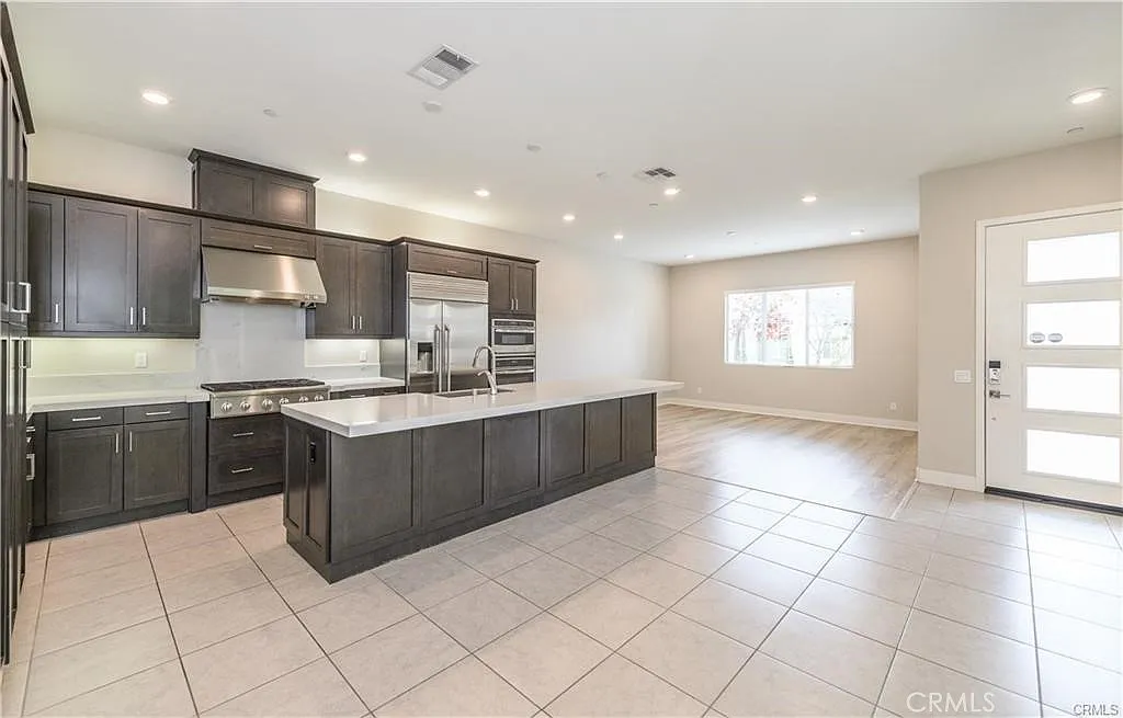 3 bed, 2.5 bath, 1979 sqft, $5,000 — Photo 4