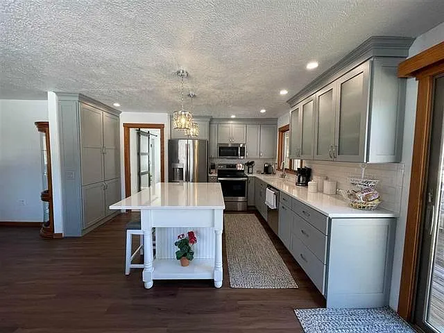 890 Pleasant Valley Rd — Photo 16