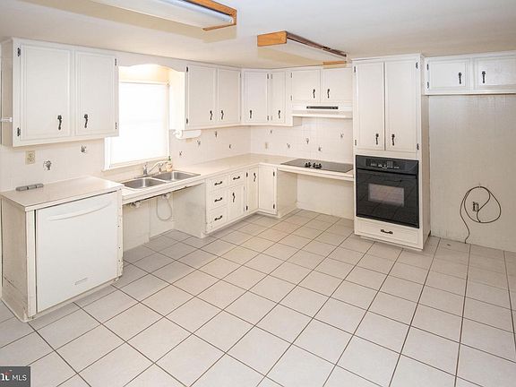 5th image of 25 E Township Line Rd