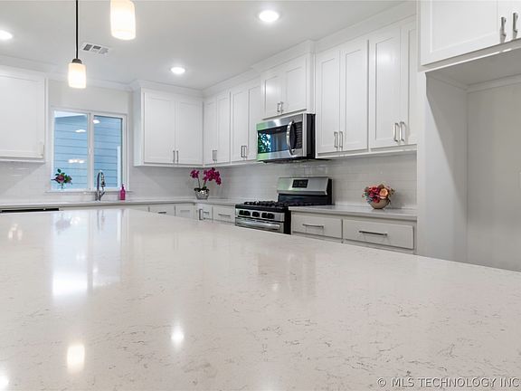 5th image of 606 N 9th St