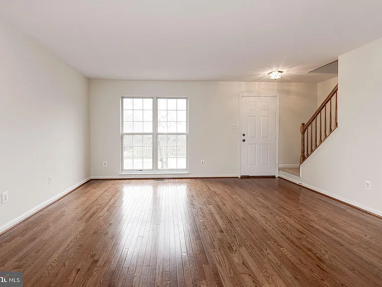 22037 Manning Sq — Photo 8