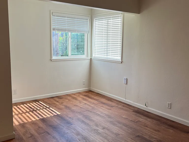 2546 Lessley Ave — Photo 6